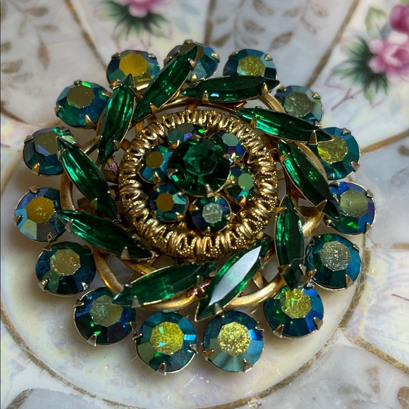 1950’s Green Aurora Borealis Gold Tone Brooch & Clip-on Earrings Set - Picture 7 of 9
